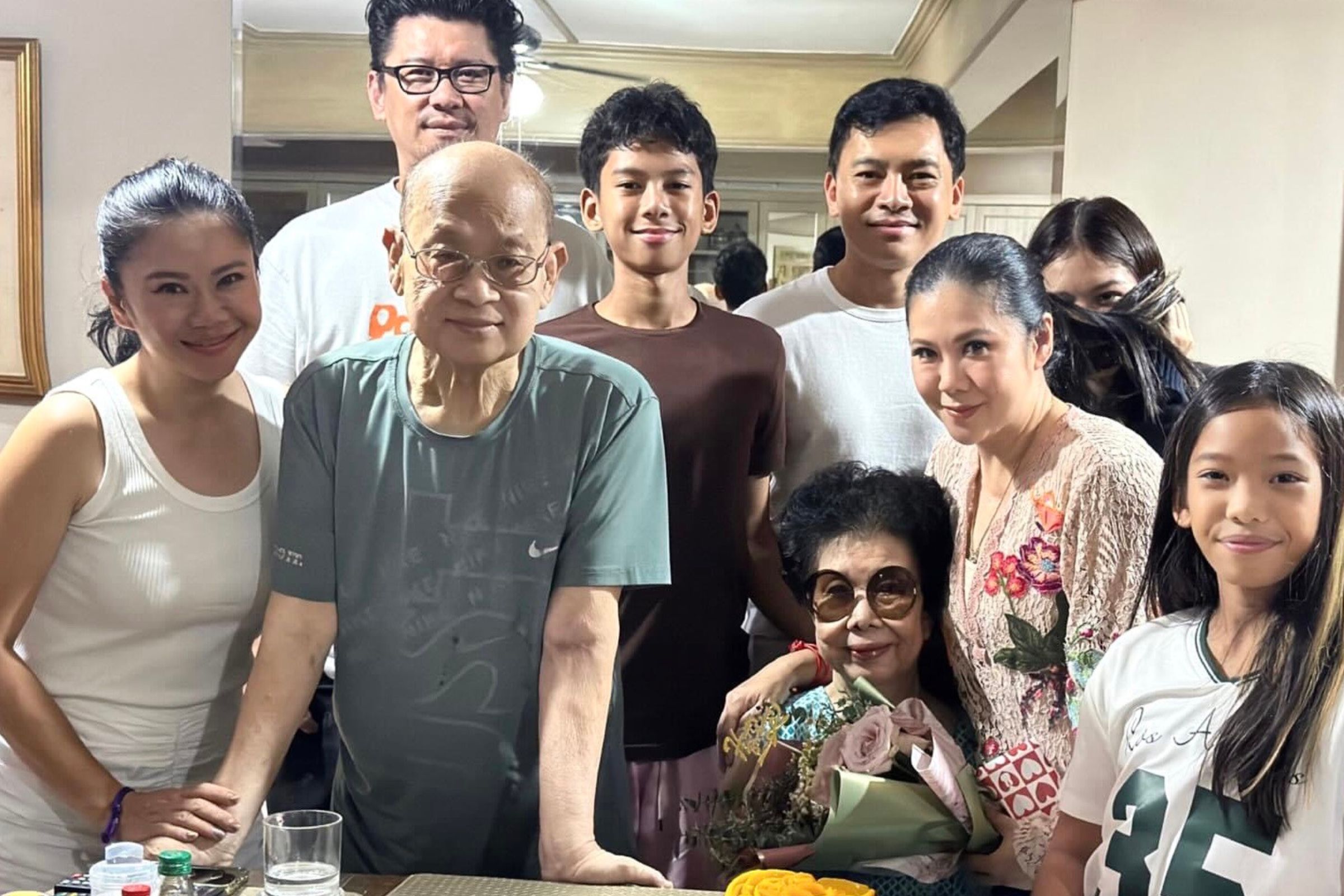 ครอบครัว “เกียรติไพบูลย์“ ฉลองเบิร์ทเดย์ “คุณแม่จอมทอง” วัย 82 ปี โมเมนต์สุดอบอุ่น