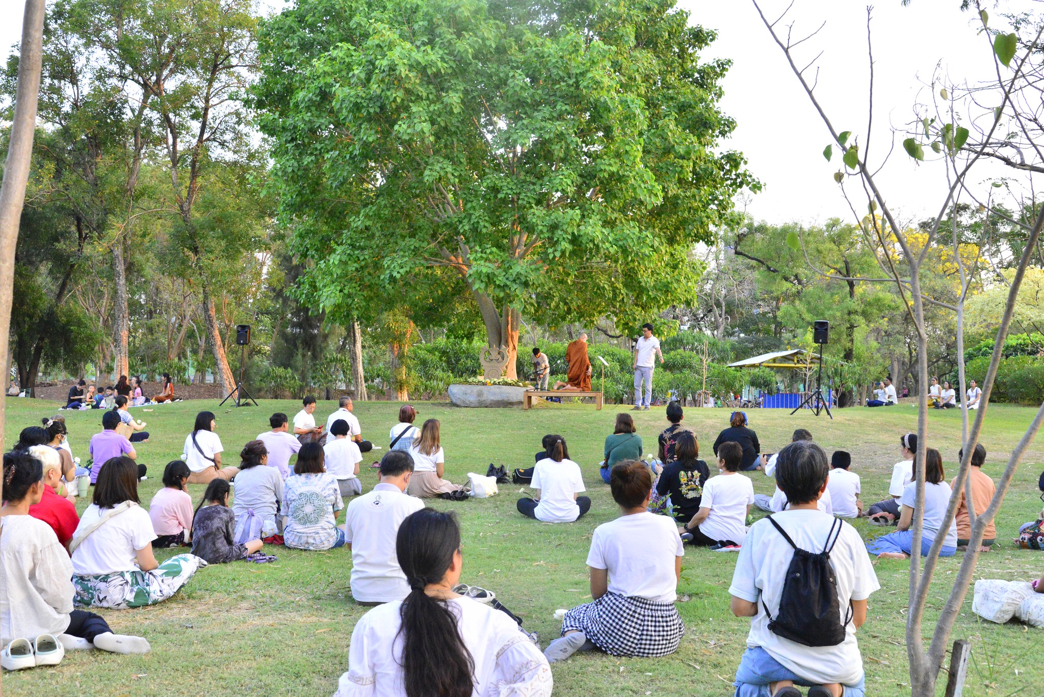 “วันวิสาขบูชา” วัยรุ่นไปไหนกัน ห้าง วัด สวนสาธารณะ หรือช็อปปิ้ง