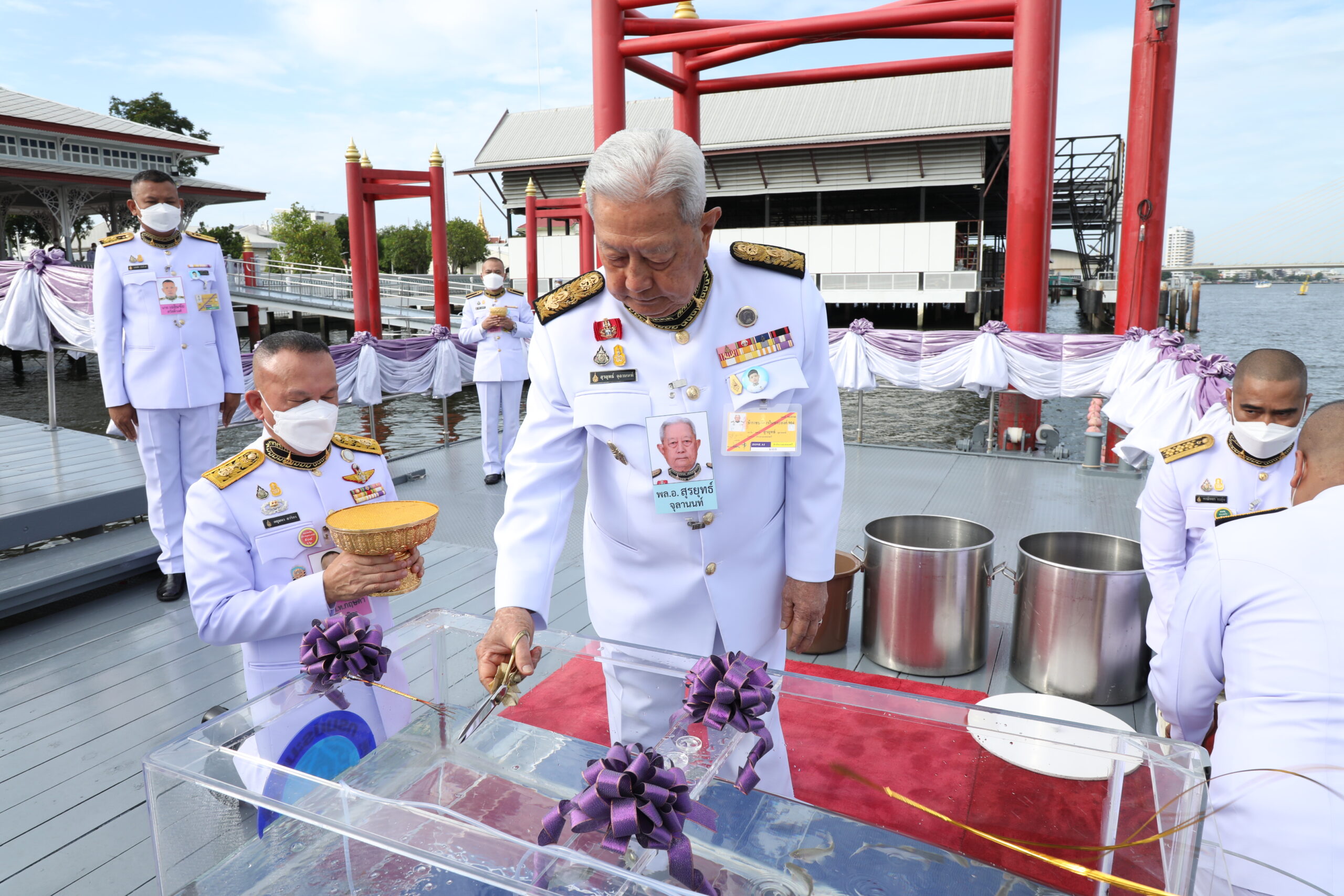 โปรดเกล้าฯ พล.อ.สุรยุทธ์ บำเพ็ญพระราชกุศลปล่อยโค นก ปลา เนื่องในโอกาสวันเฉลิมพระชนมพรรษา พระราชินี