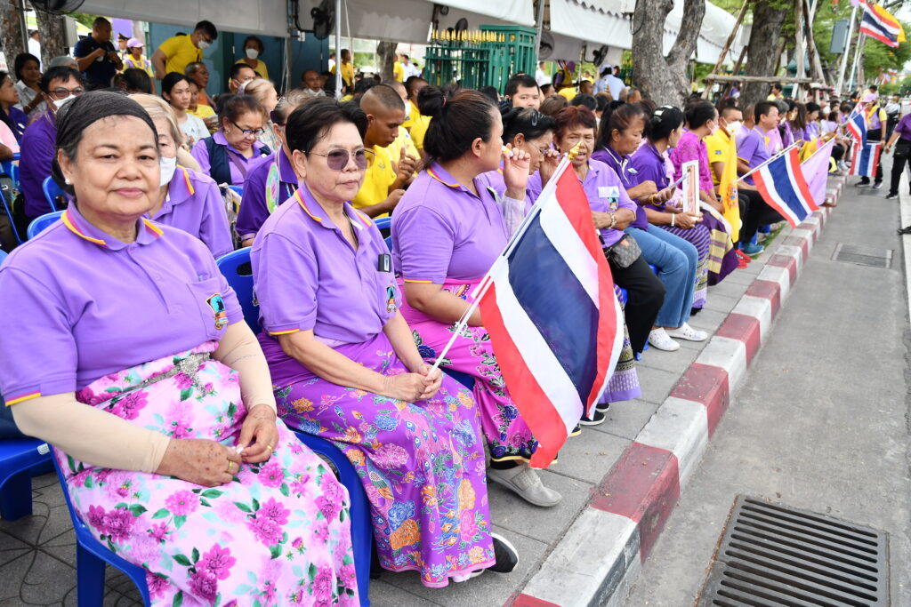 ประชาชนเฝ้ารับเสด็จฯ ในหลวง เสด็จพระราชดำเนินไปในการพระราชพิธีเฉลิมพระชนมพรรษา พระราชินี