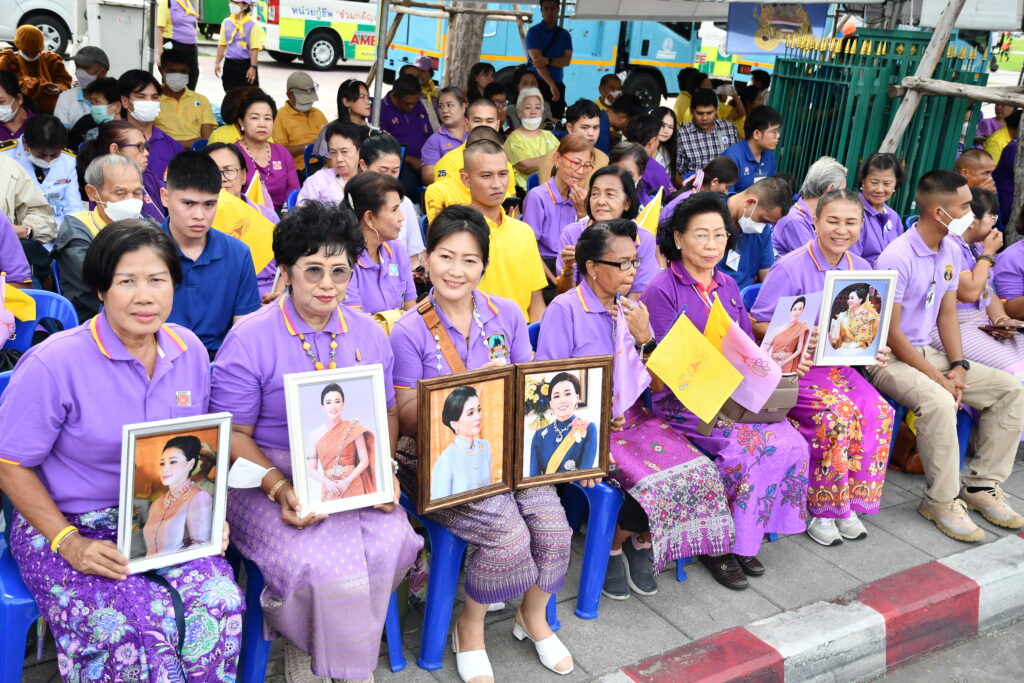 ประชาชนเฝ้ารอรับเสด้จฯ ในหลวง เสด็จพระราชดำเนินไปในการพระราชพิธีเฉลิมพระชนมพรรษา พระราชินี
