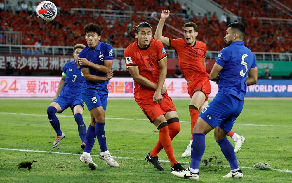 ทีมชาติไทยบุกเสมอจีน 1-1 ต้องลุ้นต่อนัดสุดท้าย ศึกบอลโลกรอบคัดเลือก
