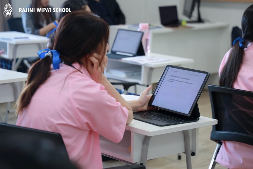โรงเรียนราชินีวิพัฒน์