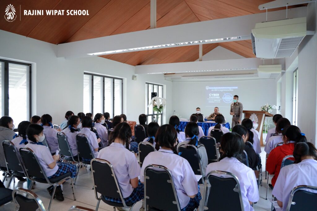 โรงเรียนราชินีวิพัฒน์