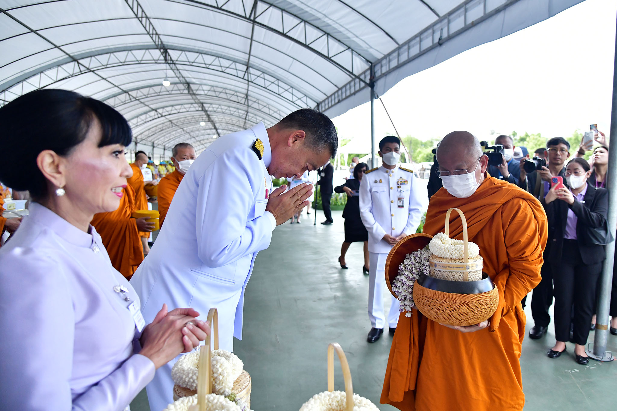 นายกฯ พร้อมภริยา ทำบุญตักบาตรพระสงฆ์ 147 รูป เนื่องในวันเฉลิมพระชนมพรรษาพระราชินี