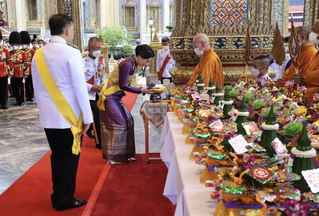 ในหลวง เสด็จพระราชดำเนินไปในการพระราชพิธีเฉลิมพระชนมพรรษา พระราชินี