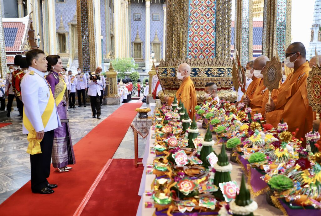 ในหลวง เสด็จพระราชดำเนินไปในการพระราชพิธีเฉลิมพระชนมพรรษา พระราชินี