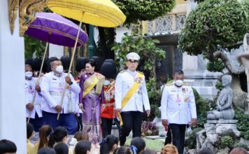 ในหลวง เสด็จพระราชดำเนินไปในการพระราชพิธีเฉลิมพระชนมพรรษา พระราชินี