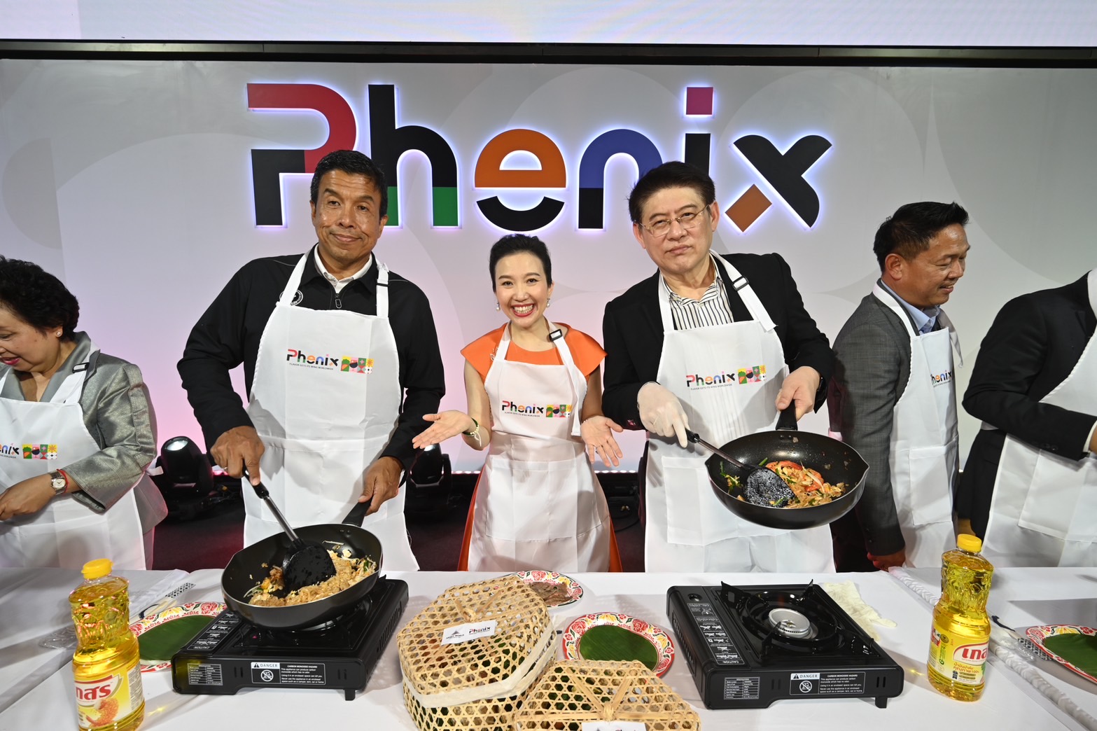 Phenix เปิดใหญ่ ดันซอฟต์พาวเวอร์ไทย “ชัชชาติ” นำทีมผัดไทย 242 กระทะ มากสุดในโลก