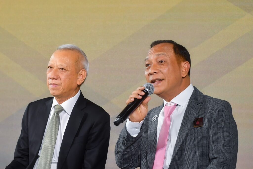 นายพิพัฒน์ รัชกิจประการ