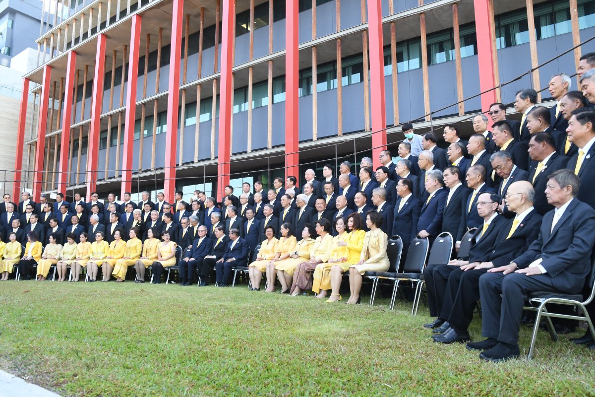 พรเพชร นำ 250 สว.เฉพาะกาล ถ่ายรูปอำลาภารกิจ 5 ปี