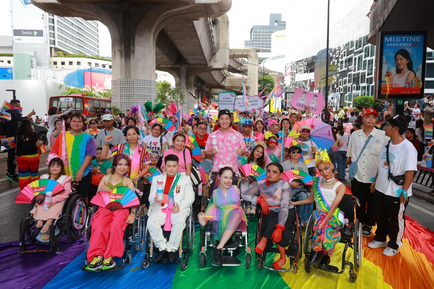 “ฝ้าย-ฟ้า-อุ้ม-เวฟ-อู๋” นำทัพผู้พิการนับร้อยร่วมขบวน “Love for Dignity 