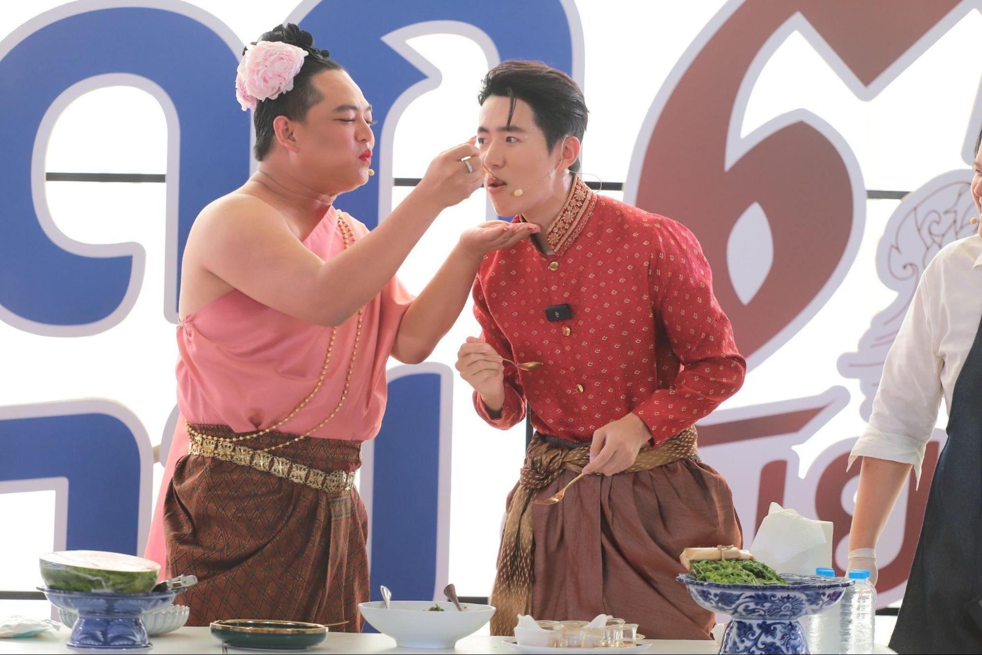 ด้อมใจฟู! ‘น้องแดน-จูดี้’ โชว์โมเมนต์ สาธิตเมนู ‘ยำผักกูด-แตงโมปลาแห้ง’ งาน ‘มรดกสยาม ๓ สมัย’