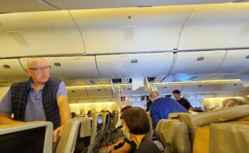 ภายในเครื่องบินของสายการบินสิงคโปร์ แอร์ไลน์ส เที่ยวบิน SQ321 หลังลงจอดฉุกเฉินที่สนามบินนานาชาติสุวรรณภูมิ ในกรุงเทพฯ ประเทศไทย เมื่อวันที่ 21 พฤษภาคม 2024