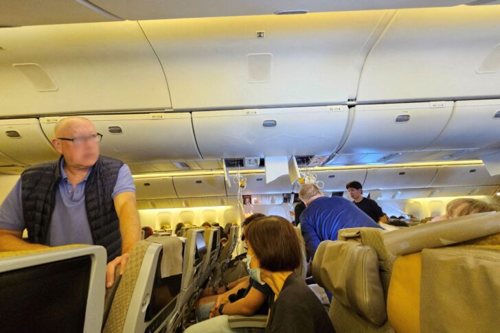 ภายในเครื่องบินของสายการบินสิงคโปร์ แอร์ไลน์ส เที่ยวบิน SQ321 หลังลงจอดฉุกเฉินที่สนามบินนานาชาติสุวรรณภูมิ ในกรุงเทพฯ ประเทศไทย เมื่อวันที่ 21 พฤษภาคม 2024