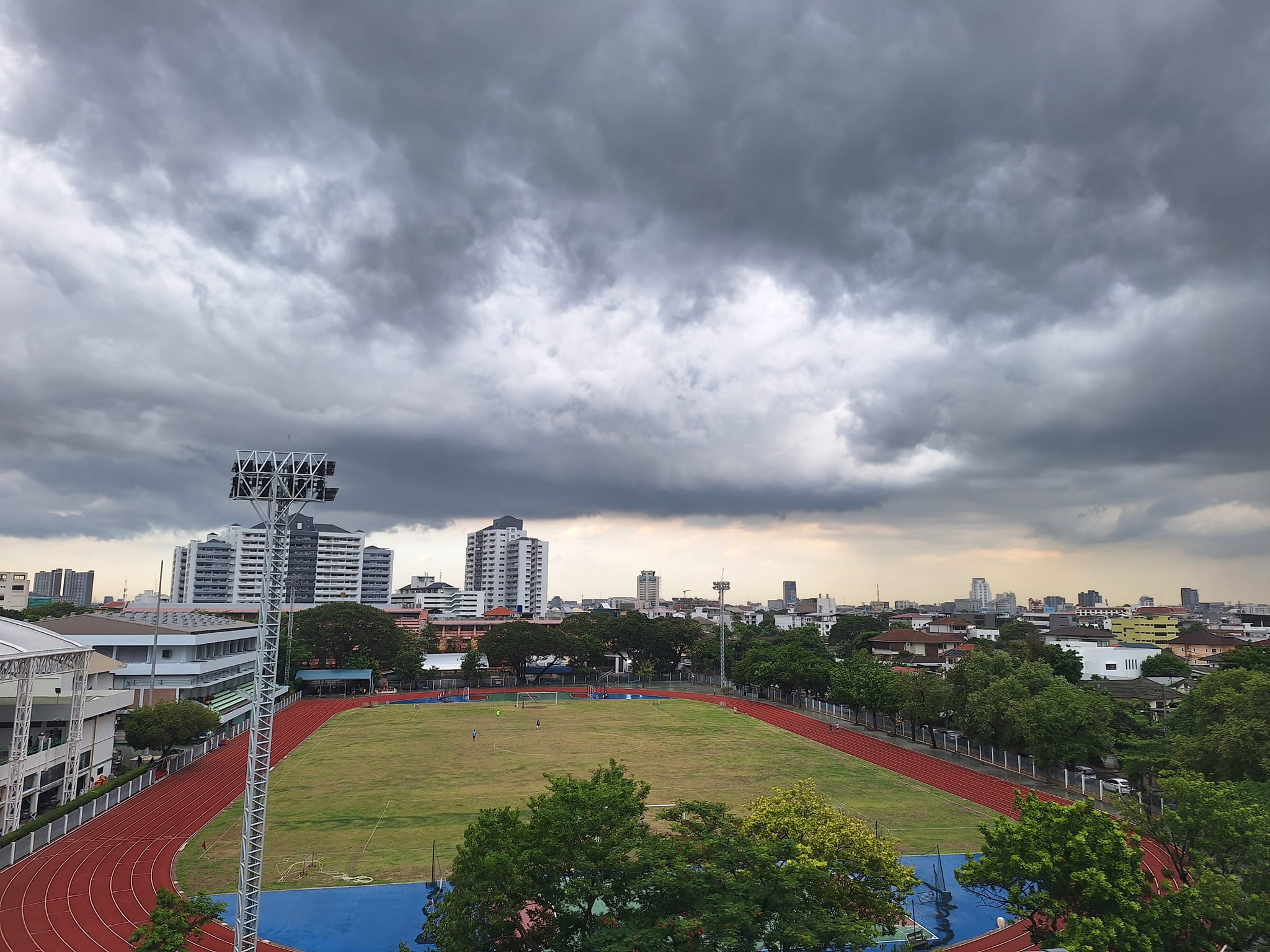 สภาพอากาศวันนี้ ฝนถล่ม 53 จังหวัดทั่วประเทศ กรุงเทพฯ และปริมณฑลตก 60%