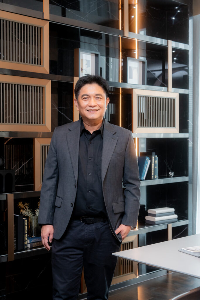 นายมงกุฎ เตโชฬาร