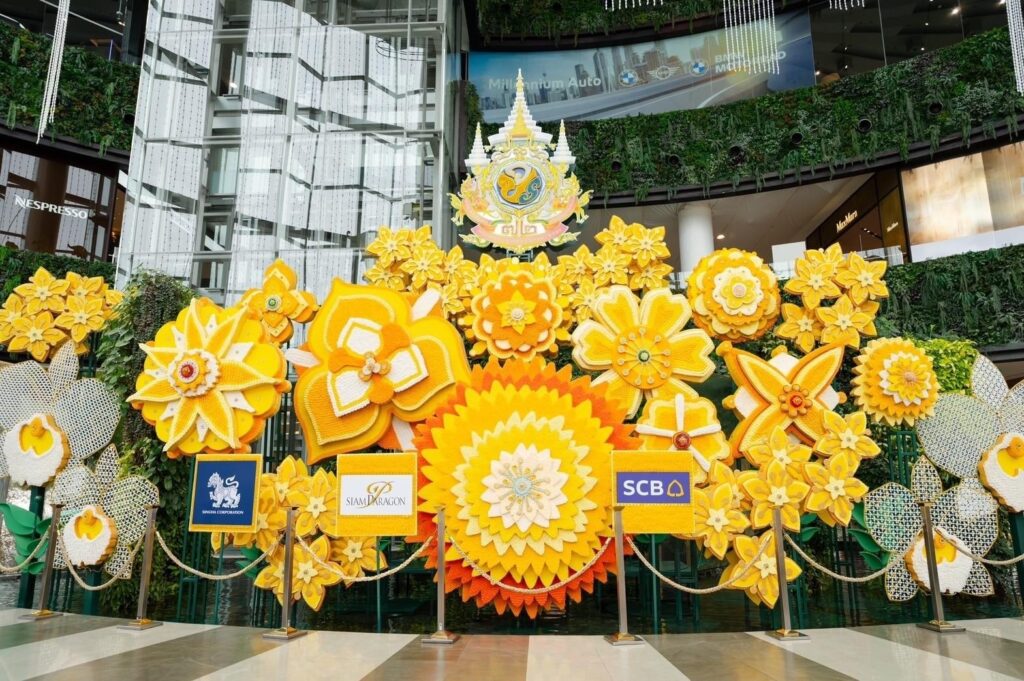 ไอคอนสยาม-สยามพารากอน เนรมิตศิลปะดอกไม้ไทย เฉลิมพระเกียรติในหลวง 72 พรรษา