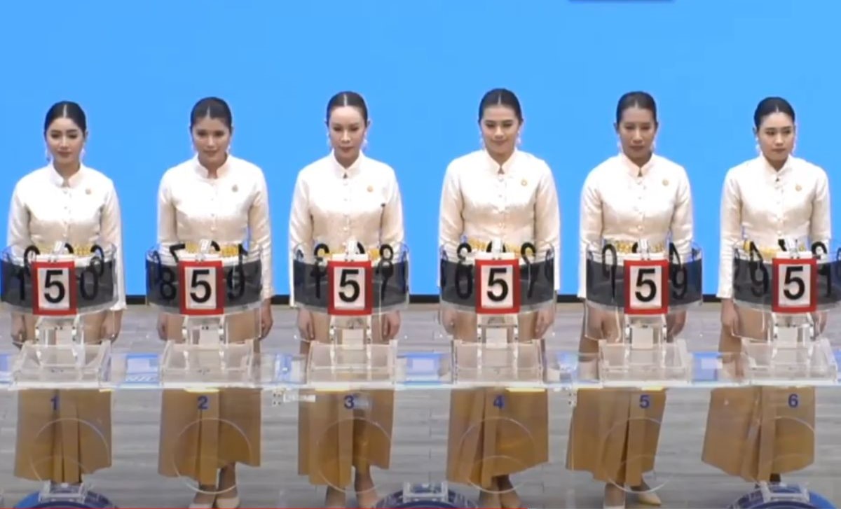 ผู้ช่วยในการหมุนก่รออกรางวัล บุคลากรจากกรมสุขภาพจิต กระทรวงสาธารณสุข