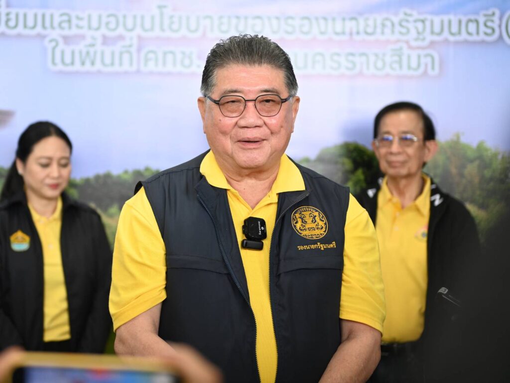 ภูมิธรรม เวชยชัย รองนายกรัฐมนตรีและรัฐมนตรีว่าการกระทรวงพาณิชย์