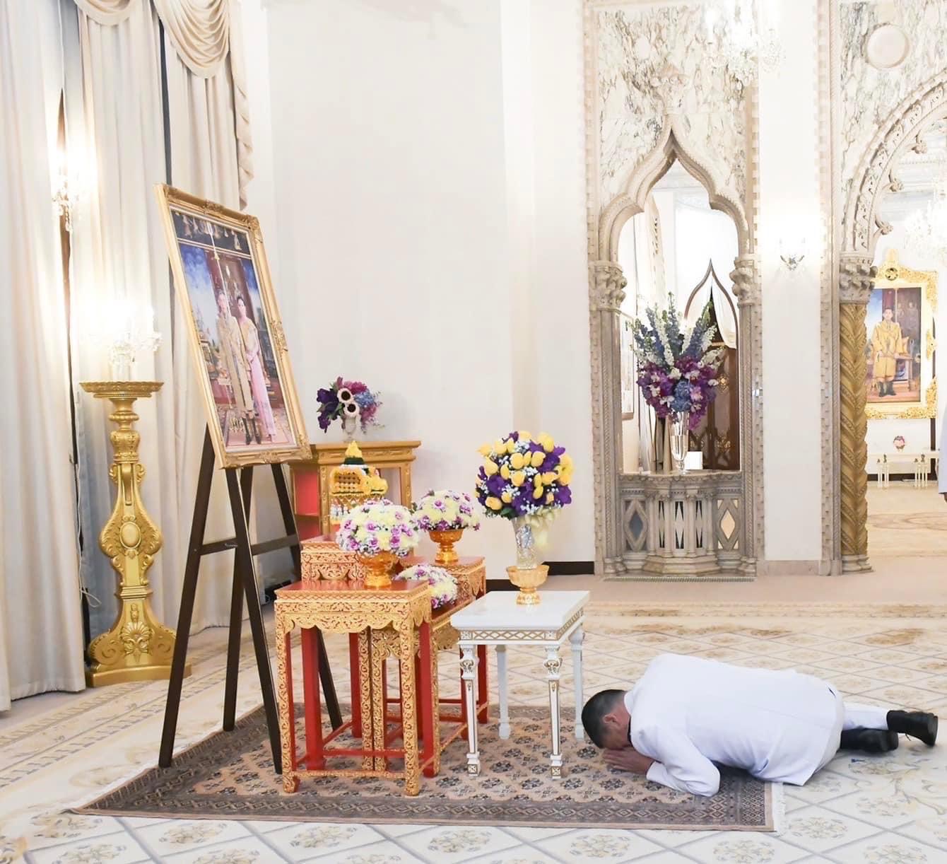 ในหลวง พระราชทานเครื่องราชฯ แก่นายกฯ