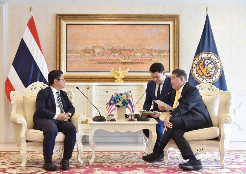 นายภูมิธรรม เวชยชัย