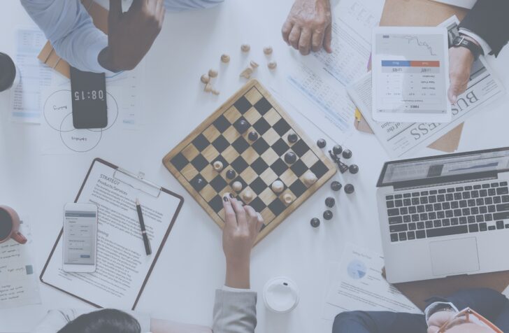 Chess game business strategy concept CMMU_ภาพประกอบบทความ_ธุรกิจเล็กใช้การตลาด-สู้อย่างไรในวิถี-Economy-of-Scale