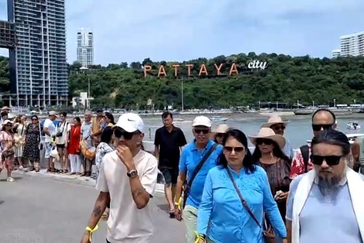 ท่าเรือแหลมบาลีฮายแน่น นักท่องเที่ยวแห่ข้ามฟากเที่ยว “เกาะล้าน” รับวันหยุดยาว