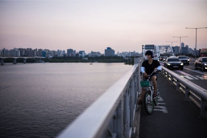 Han_river_web ผู้ชายขี่จักรยานบนสะพานแม่น้ำฮัน