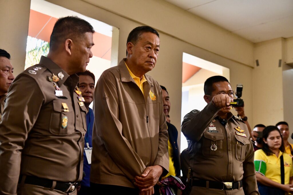 นายเศรษฐา ทวีสิน