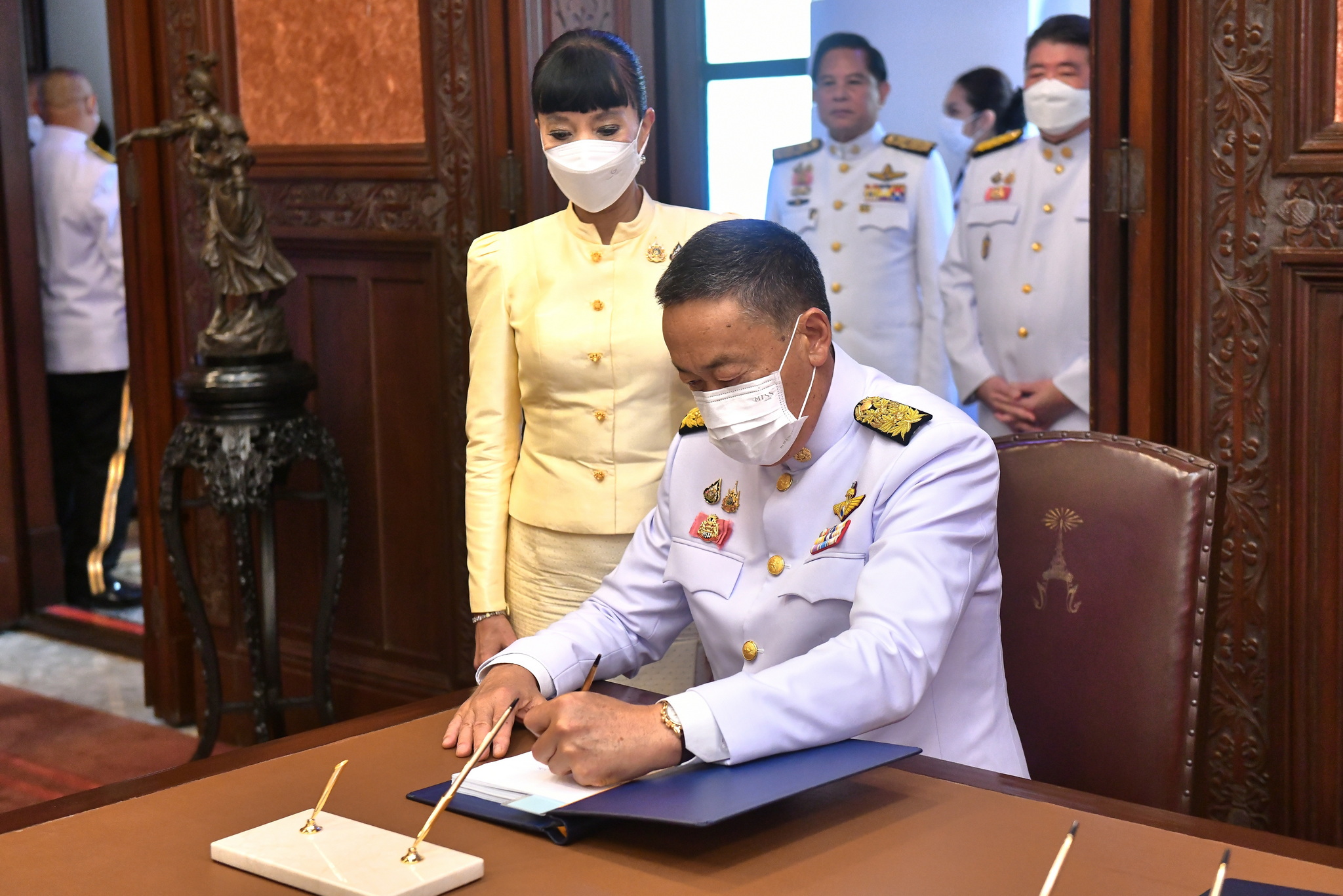 สมาชิกราชสกุล รัฐบาล ลงนามถวายพระพร ในโอกาสเฉลิมพระชนมพรรษา 6 รอบ