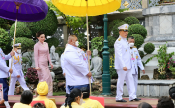 ในหลวง พระราชินี อาสาฬหบูชา