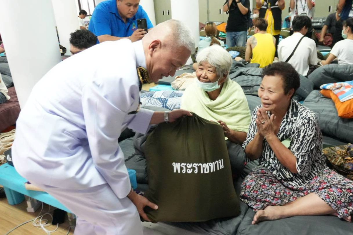 ในหลวง โปรดเกล้าฯ องคมนตรีเชิญถุงพระราชทาน มอบแด่ผู้ประสบเหตุเพลิงไหม้ย่านเยาวราช