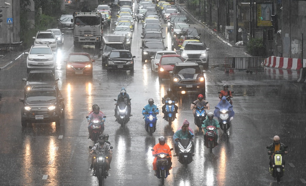 “พายุพระพิรุณ” อ่อนกำลังลง กรมอุตุฯเตือน กทม.วันนี้มีฝน 70% ของพื้นที่