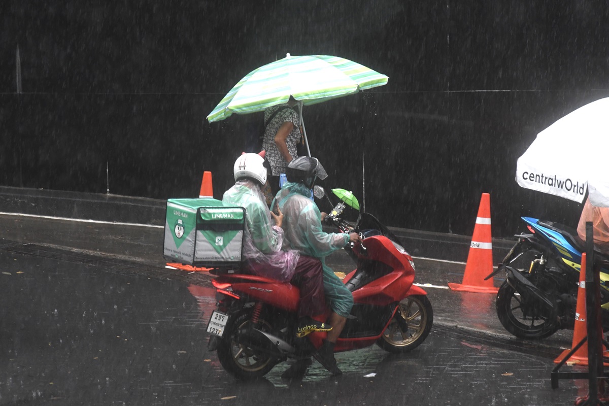 กรมอุตุฯ เตือนภาคเหนือ อีสาน ตะวันออก กทม. ฝนยังตกหนัก 60% ของพื้นที่
