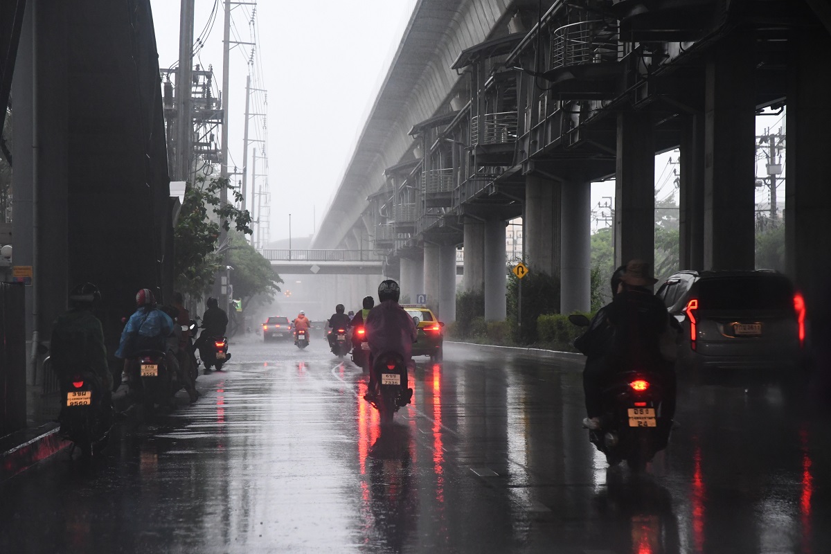 กรมอุตุฯ เตือน 12 จังหวัดระวังฝนฟ้าคะนอง กทม.เสี่ยงฝนบางแห่ง ไทยตอนบนเย็นมีหมอก