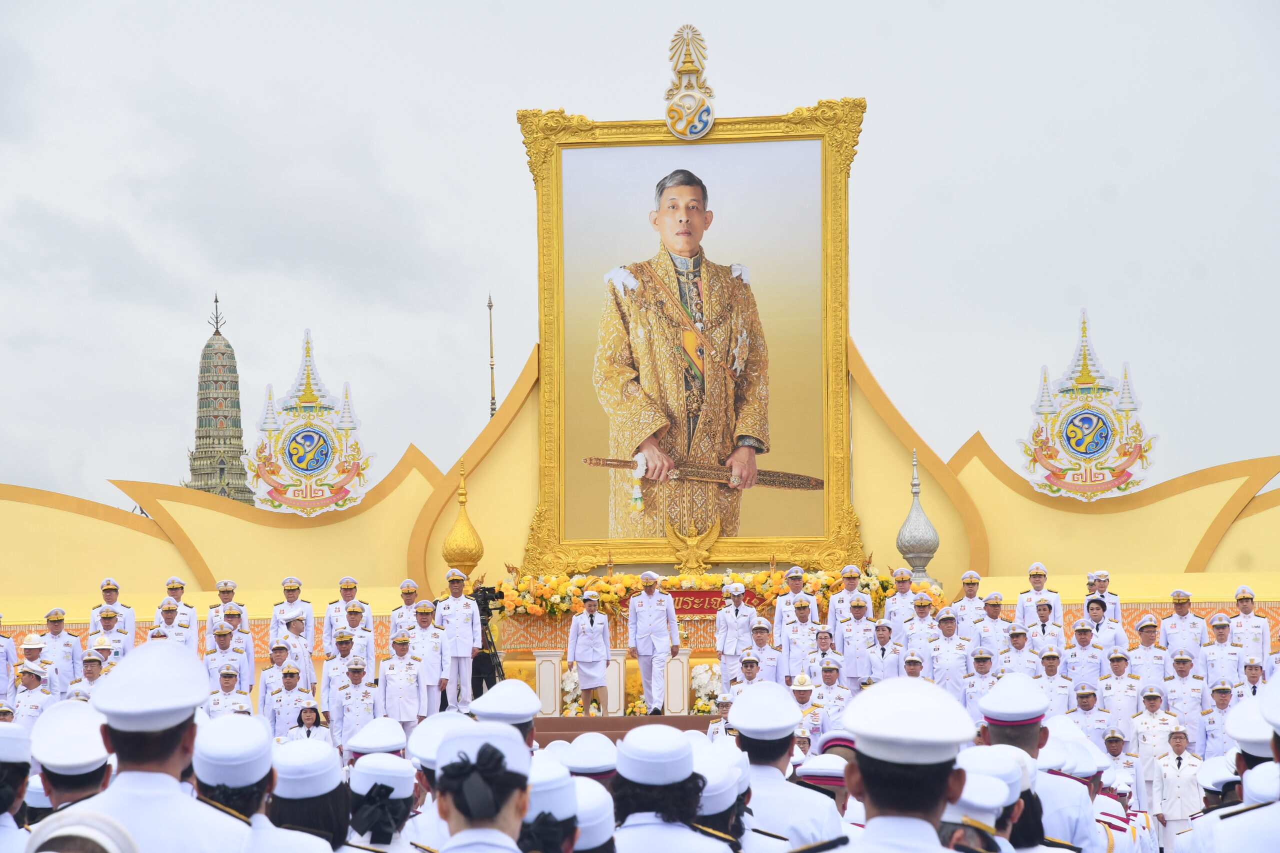 นายกรัฐมนตรี ทำบุญตักบาตร พระราชพิธีมหามงคลเฉลิมพระชนมพรรษา 6 รอบ