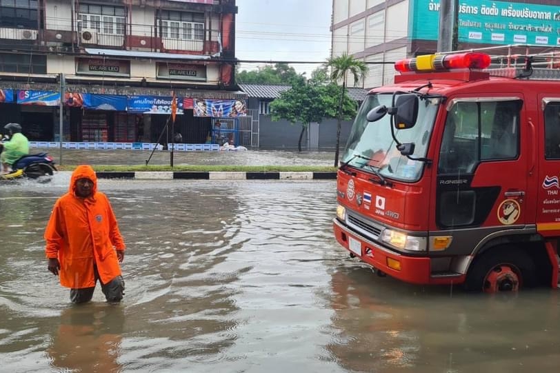 ตราดน้ำท่วมหนัก หลังฝนตกต่อเนื่อง 2 วัน แจ้งปิดถนนถนนบางเส้น
