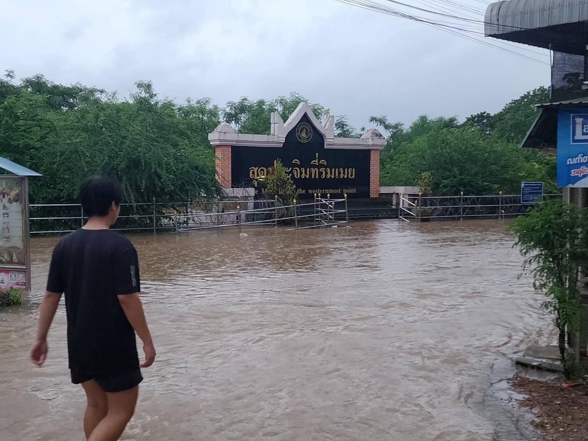 ตากน้ำท่วม “ตลาดริมเมย” อ.แม่สอด หลังฝนตกหนักตลอดคืน
