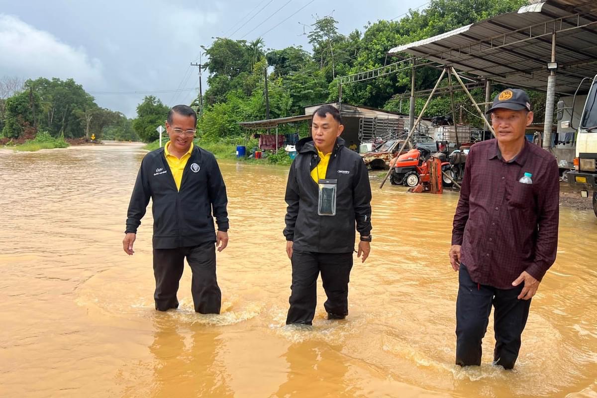 ตราด ยังอ่วม น้ำท่วมหนัก ถนนหลายสายจมบาดาล รถเล็กผ่านไม่ได้