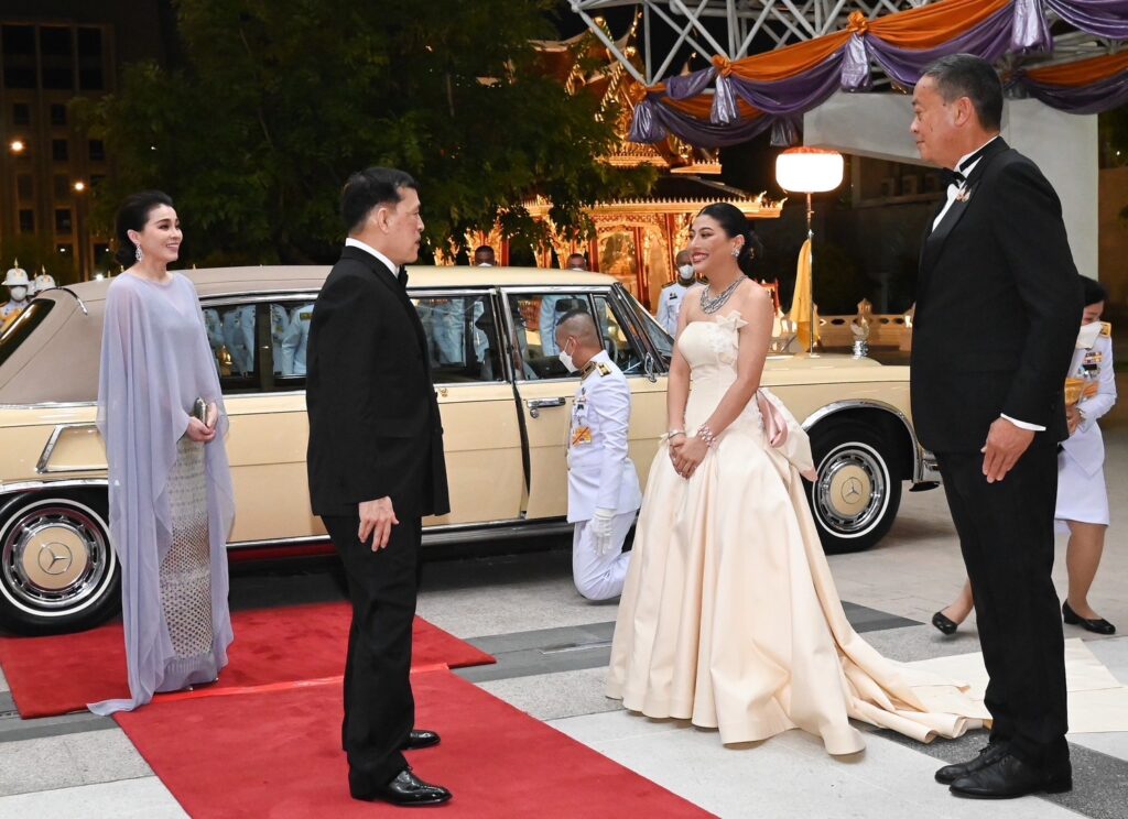 ในหลวง-พระราชินี