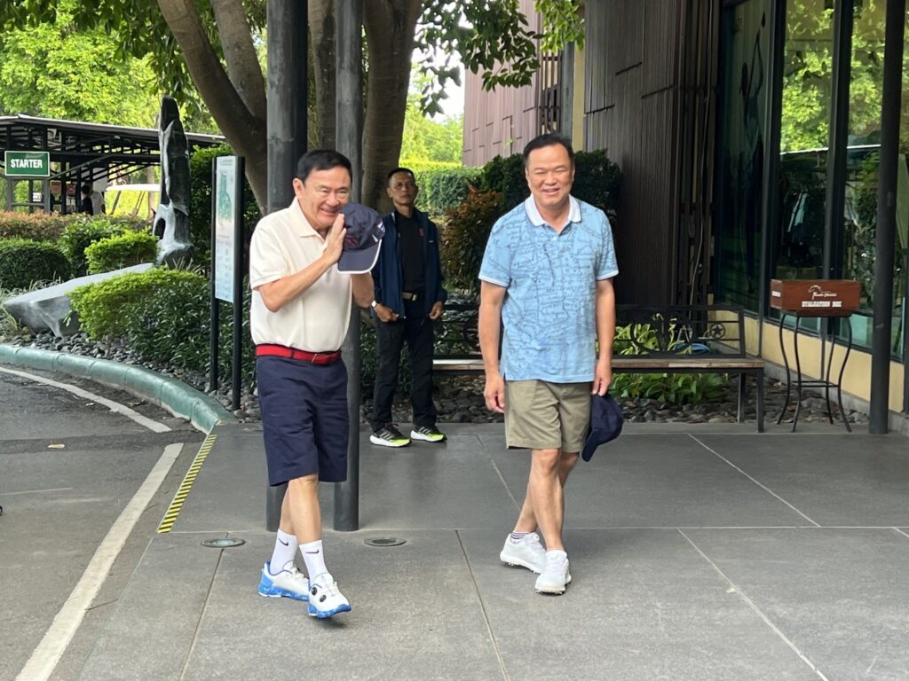 อนุทิน นำ ทักษิณ นักธุรกิจดัง ตีกอล์ฟเขาใหญ่