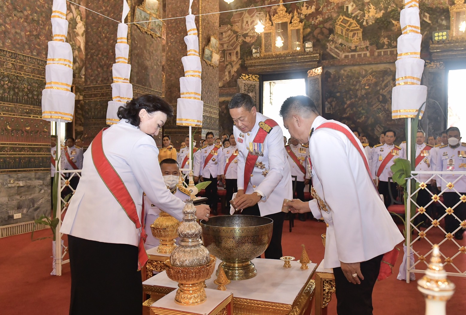 นายกฯ-ภริยา เป็นประธานพิธีเสกน้ำพระพุทธมนต์ศักดิ์สิทธิ์ พระราชพิธีเฉลิมพระชนมพรรษา