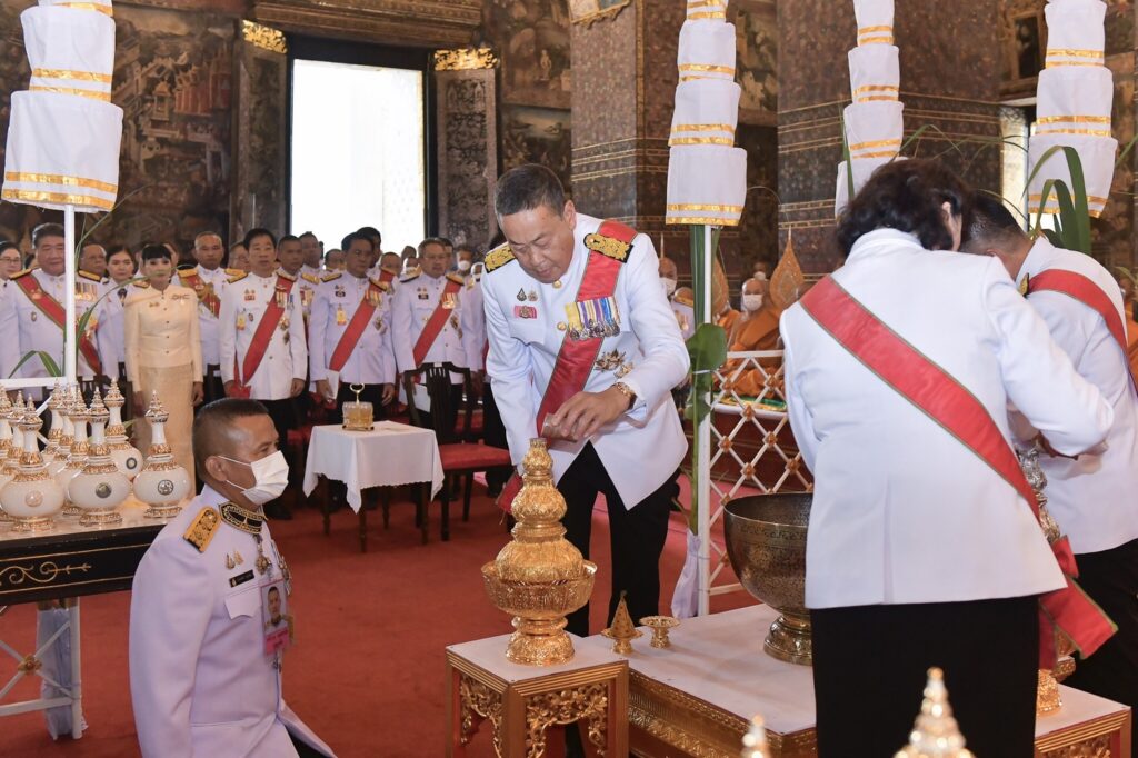 นายกฯ เป็นประธานพิธีเสกน้ำพระพุทธมนต์ศักดิ์สิทธิ์ พระราชพิธีเฉลิมพระชนมพรรษา