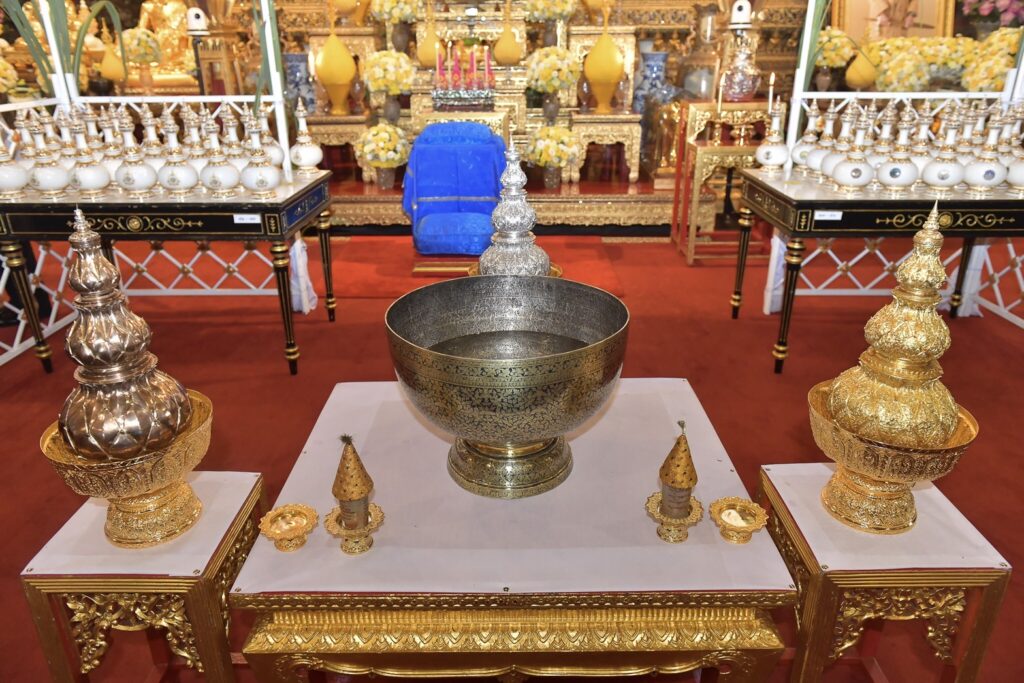 นายกฯ เป็นประธานพิธีเสกน้ำพระพุทธมนต์ศักดิ์สิทธิ์ พระราชพิธีเฉลิมพระชนมพรรษา