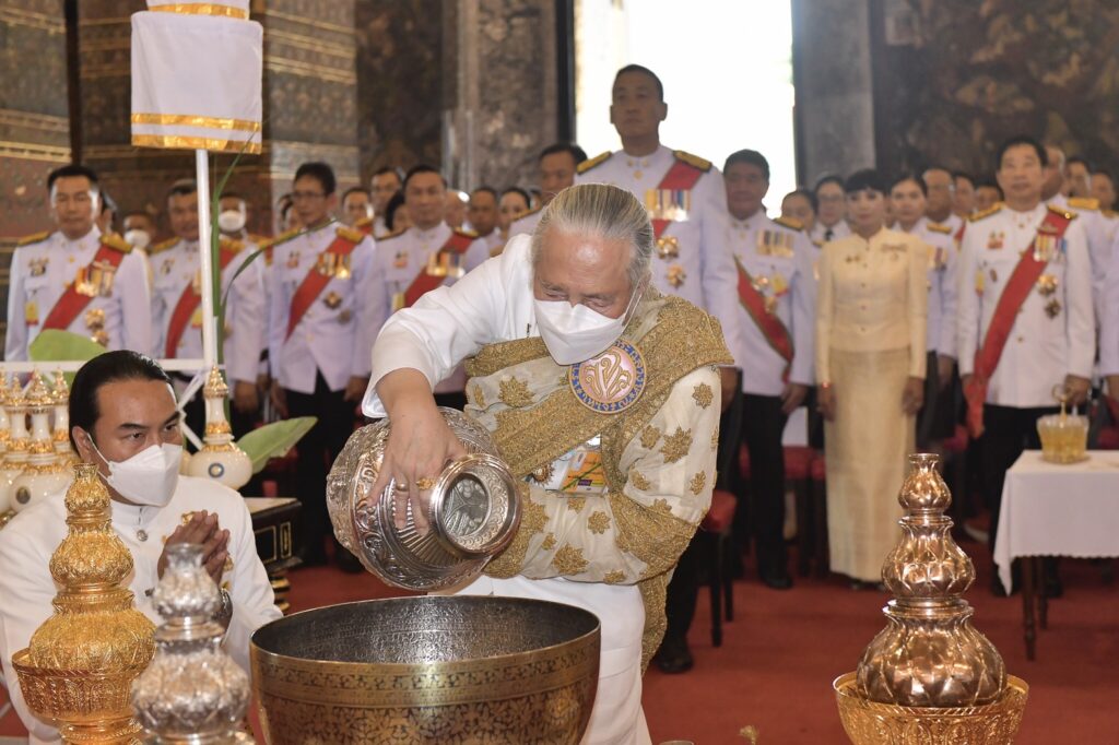 นายกฯ เป็นประธานพิธีเสกน้ำพระพุทธมนต์ศักดิ์สิทธิ์ พระราชพิธีเฉลิมพระชนมพรรษา