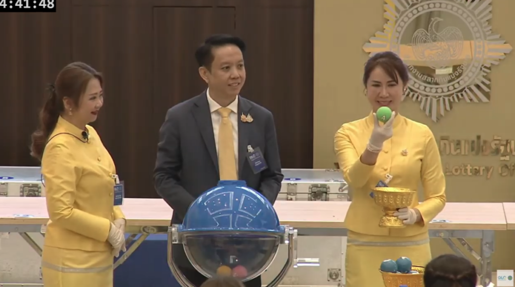 นายธิบดี วัฒนกุล ผู้อำนวยการสำนักงานคณะกรรมการนโยบายรัฐวิสาหกิจ (สคร.) ประธานออกรางวัล ผลสลากกินแบ่งรัฐบาลงวด 1 ก.ค.2567 