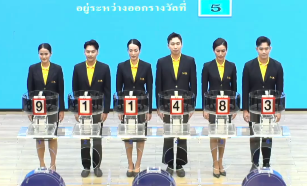 เจ้าหน้าที่ช่วยหมุนการออกรางวัล งวด 1 ก.ค. 2567จากสำนักงานคณะกรรมการนโยบายรัฐวิสาหกิจ