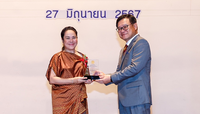 90 ปี ธรรมศาสตร์ มอบรางวัลศิษย์เก่าดีเด่น มหาวิทยาลัยเพื่อสังคมแห่งอนาคต