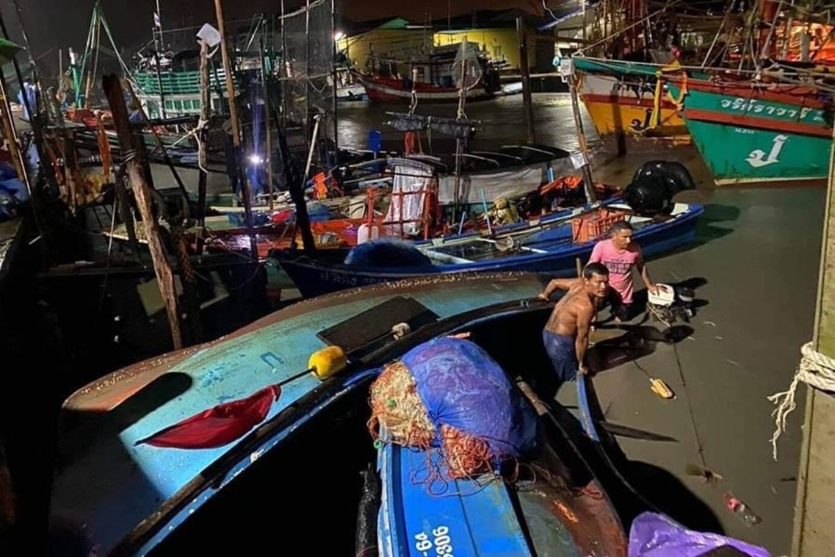 ตราดพายุถล่ม คลื่นยักษ์ซัดเรือประมงจมคลองกว่า 20 ลำ